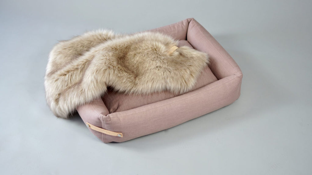 Détail de la matière effet fourrure de la couverture FÖRA