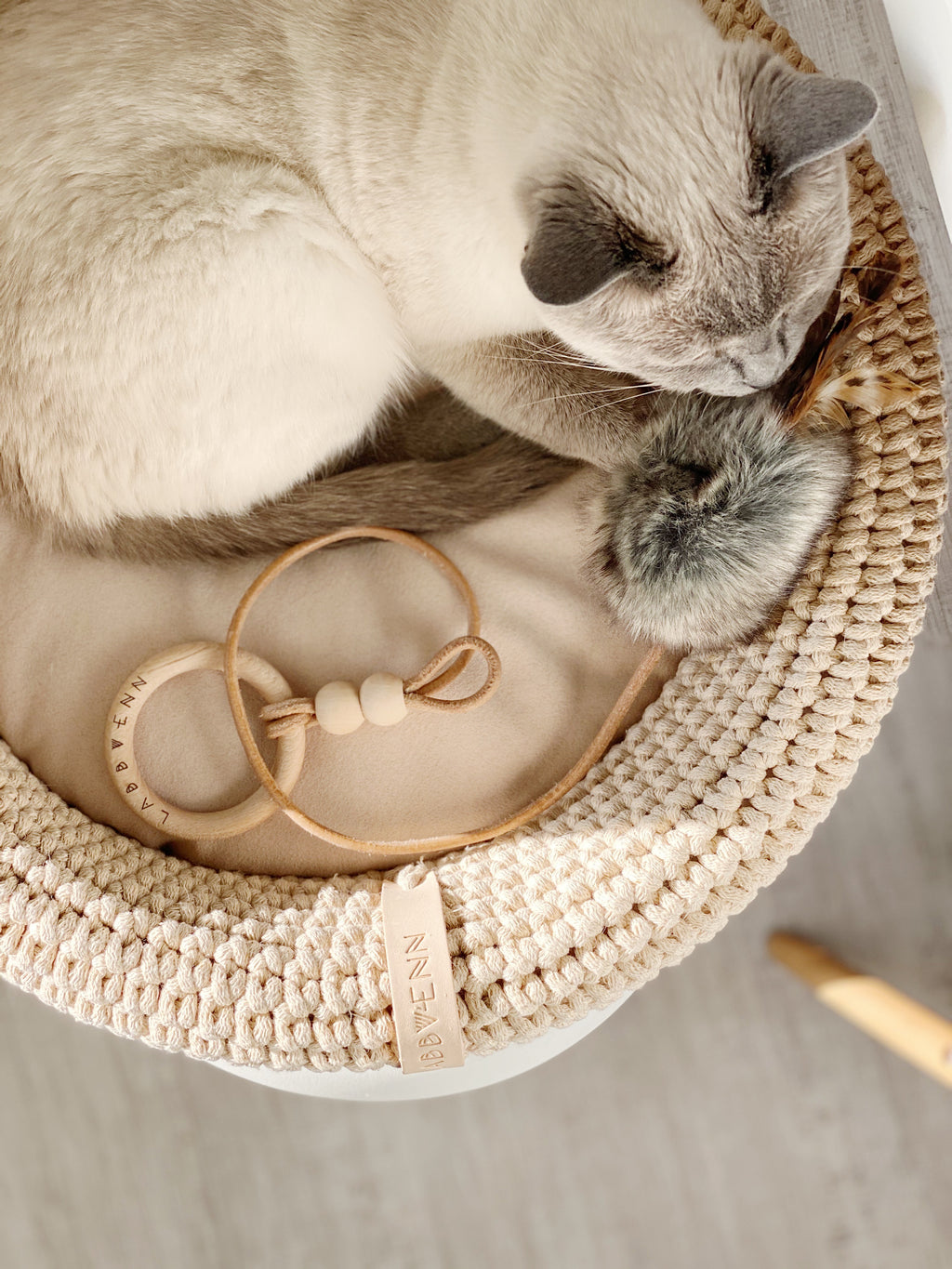 Labbvenn COCO & FÖRA — Le panier pour chat et son plaid
